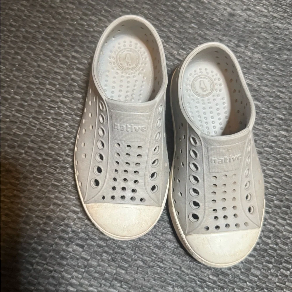 Native Kids Water Shoes in Light Gray